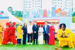 Đại sứ Vũ Hồ chụp ảnh lưu niệm với đội múa lân của cộng đồng người Việt tại Hwaseong. (Ảnh: Đại sứ Việt Nam tại Hàn Quốc cung cấp)
