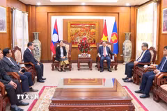 Đoàn Ủy ban Kiểm tra Trung ương do đồng chí Pingkham Lasasimma, Ủy viên Trung ương Đảng, Phó Chủ nhiệm Ủy ban làm Trưởng đoàn đến chúc mừng. (Ảnh: Xuân Tú/TTXVN)