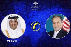 Thủ tướng kiêm Ngoại trưởng Qatar Sheikh Mohammed bin Abdulrahman Al Thani (trái) và Ngoại trưởng Iran Abbas Araghchi. (Ảnh: IRNA/TTXVN phát)