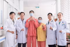Người bệnh được ghép tạng và các bác sỹ trước thời điểm xuất viện. (Ảnh: TTXVN phát)
