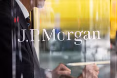Biểu tượng của Ngân hàng JPMorgan Chase tại trụ sở ở New York, Mỹ. (Ảnh: THX/TTXVN)