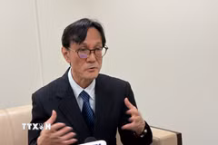 Giáo sư Shimizu Masaaki, Đại học Osaka, trả lời phỏng vấn của về ý nghĩa lịch sử của của sự kiện Chủ tịch Hồ Chí Minh ra đi tìm đường cứu nước. (Ảnh: Phạm Tuân/TTXVN)