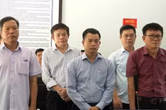 Các bị cáo nhận hối lộ rồi nhận bản án tại toà. (Nguồn: Báo Lao Động)