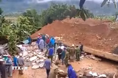 Lực lượng chức năng điều tra nguyên nhân và hỗ trợ gia đình nạn nhân. (Ảnh: TTXVN phát)