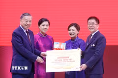 Tổng Bí thư, Chủ tịch nước Tô Lâm và Phu nhân trao tặng tượng trưng "Tủ sách tiếng Việt" cho Hội người Việt Nam toàn Thái Lan (5/2026). (Ảnh: Thống Nhất/TTXVN)