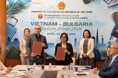 Hiệp hội văn hóa du lich Việt Nam tai châu Âu (VNCT) và Hiệp hội du lich nghỉ dưỡng Bulgaria (BUBSPA) kí MoU trước sự chứng kiến của Đại sứ Nguyễn Thị Minh Nguyệt và Vụ trưởng Savina Nedyalkova. (Ảnh: TTXVN phát)