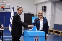 Tổng thống Israel Isaac Herzog và phu nhân Michal Herzog bỏ phiếu tại điểm bỏ phiếu đặt ở Trường Tiểu học Paula Ben-Gurion ở Jerusalem. Ảnh: TTXVN phát