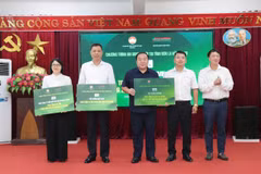 Ông Chá A Của, Phó Bí thư Tỉnh ủy, Chủ tịch Ủy ban MTTQ Việt Nam tỉnh Sơn La, ông Nguyễn Thành Công, Phó Chủ tịch UBND tỉnh Sơn La và bà Cầm Thị Hồng Duyên, Phó Chủ tịch Ủy ban MTTQ Việt Nam tỉnh Sơn La, Chủ tịch Hội Liên hiệp Phụ nữ tỉnh Sơn La tiếp nhận biển tượng trưng 10.000 gà giống và 2,5 tấn thức ăn chăn nuôi từ đại diện Tập đoàn Mavin cùng các vật tư nông nghiệp khác từ các doanh nghiệp đồng hành chương trình với sự chứng kiến của Phó TBT Báo Nông nghiệp và Môi trường Lê Trọng Đảm.
