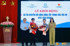 Lãnh đạo xã Đồng Dương tặng hoa tri ân đơn vị tài trợ dự án. (Nguồn: Báo Đà Nẵng)