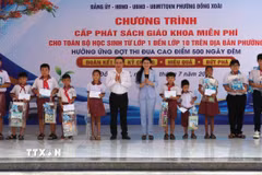 Ủy viên Trung ương Đảng, Phó Bí thư Thường trực Thành ủy, Chủ tịch HĐND thành phố Đông Nai Tôn Ngọc Hạnh và lãnh đạo phường Đồng Xoài tặng quà và sách giáo khoa cho học sinh có hoàn cảnh khó khăn. (Ảnh: Nhật Bình/TTXVN)