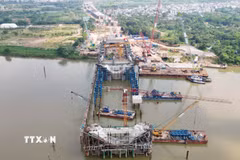Cầu Trần Hưng Đạo đang được nhà thầu dồn lực thi công liên tục ngày đêm để đảm bảo tiến độ đề ra theo cam kết với chủ đầu tư. (Ảnh: Quốc Khánh/TTXVN)