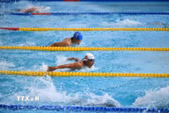 Kình ngư Việt Nam trên đường đua xanh ASEAN Para Games 13. (Ảnh TTXVN phát)