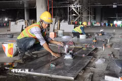 Lát đá sàn tầng 1 nhà ga hành khách sân bay Long Thành. (Ảnh: Công Phong/TTXVN)