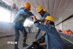 Lắp đặt thang bộ hành nhà ga hành khách sân bay Long Thành. (Ảnh: Công Phong/TTXVN)