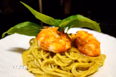 Một đĩa pasta sốt pesto tôm. (Ảnh: Việt Hải/TTXVN)