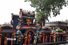 Kiến trúc đền Hindu nằm dưới chân vách núi đá vôi tại Động Batu. (Ảnh: Thanh Bình/TTXVN)