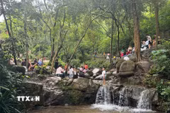 Du khách vui chơi tại suối Côn Sơn. (Ảnh: TTXVN phát)