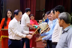 Ông Phạm Anh Tuấn, Chủ tịch UBND tỉnh Bình Định trao bằng khen cho các tập thể, cá nhân có thành tích xuất sắc. (Ảnh: Đình Quân/TTXVN)