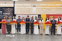 Các đại biểu cắt băng khai mạc Tuần hàng Việt Nam tại Hàn Quốc 2026. (Ảnh: Đào Lâm/TTXVN)