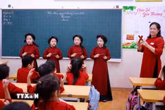 Giai điệu “Mó cá” ngân vang trong tiết học hát Xoan của cô và trò Trường Tiểu học Gia Cẩm, đưa âm hưởng dân ca vùng đất Tổ đến gần hơn với tuổi thơ học trò. (Ảnh: Hoàng Hùng/TTXVN)