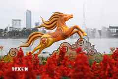 Linh vật ngựa đặt ở bờ Bắc sông Hương, thành phố Huế. (Ảnh: Nguyên Lý/TTXVN)