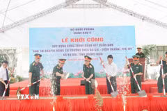 Các đại biểu thực hiện nghi thức khởi công. (Ảnh: TTXVN phát)