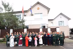 Đại sứ Việt Nam tại Belarus Nguyễn Văn Trung cùng cộng đồng người Việt Nam đón Đại tướng Nguyễn Trọng Nghĩa thăm chính thức Belarus, tháng 9/2026. (Ảnh: Văn Hiếu/TTXVN)
