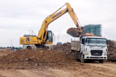Công tác giải phóng mặt bằng được các đơn vị phối hợp triển khai, bảo đảm tiến độ chung của Dự án xây dựng đường song hành, đường gom tuyến Vành đai 5. (Ảnh: Nguyễn Chinh/TTXVN)