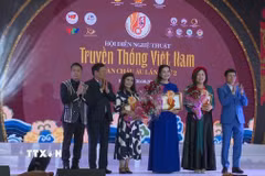Ban tổ chức trao giải thưởng cho các nghệ sỹ. (Ảnh: Ngọc Long/TTXVN)