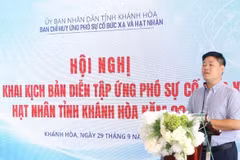 Chuyên gia đến từ Cục An toàn bức xạ và hạt nhân giới thiệu kịch bản, hướng dẫn các lực lượng triển khai diễn tập theo kịch bản đã được phê duyệt.