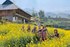 Đến với Sa Pa, du khách sẽ được tham gia một số quy trình làm trang phục truyền thống dân tộcvà mặc thử các trang phục dân tộc truyền thống.
