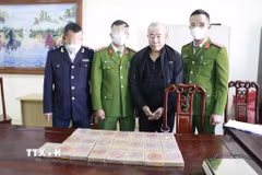 Đối tượng Đào Minh Hoàng cùng tang vật vụ án. (Ảnh: TTXVN phát)