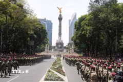 Đoàn diễu binh tiến về Tượng đài Thiên thần Độc lập (El Ángel de la Independencia), biểu tượng kiêu hãnh cho tự do và chủ quyền dân tộc của Mexico. (Ảnh: Phi Hùng/TTXVN)
