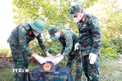 Hài cốt liệt sỹ được tìm thấy trên đỉnh núi Hòn Chảo (xã Vạn Ninh, tỉnh Khánh Hòa) được đưa vào quách theo quy định. (Ảnh: Xuân Triệu/TTXVN)