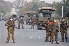 Binh sỹ Myanmar gác trên đường phố tại Naypyidaw. (Ảnh tư liệu: AFP/TTXVN)