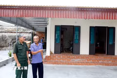 Từ sự giúp đỡ của Hội Nạn nhân chất độc da cam/dioxin tỉnh Hưng Yên cùng các nhà hảo tâm và họ hàng, người thân, chị Nguyễn Thị Làn (sinh năm 1977, thôn Văn Cẩm, xã Diên Hà, tỉnh Hưng Yên) đã xây dựng được căn nhà kiên cố với kinh phí hơn 170 triệu đồng. (Ảnh: Thế Duyệt/TTXVN)
