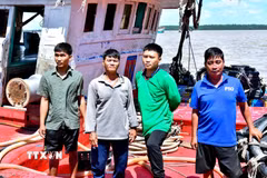 4 ngư dân được từ tàu cá CT-00787-TS đưa vào bờ an toàn. (Ảnh: TTXVN phát)