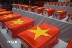 2.150 mẫu hài cốt liệt sỹ được chuyển từ phòng lưu mẫu tạm thời, chuẩn bị vận chuyển bàn giao cho Viện Pháp y Quân đội. (Ảnh: Khiếu Tư/TTXVN)