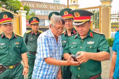 Thiếu tướng Nguyễn Thành Trung, Chính ủy Bộ Tư lệnh Thành phố Hồ Chí Minh, tại khu vực Đài tưởng niệm liệt sỹ quận Gò Vấp cũ - (Ảnh: Bộ Tư lệnh Thành phố Hồ Chí Minh)