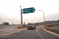 Xe ôtô chạy ngược chiều trên đường dẫn ra khỏi cao tốc. (Ảnh cắt từ clip)