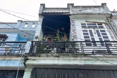 Đám cháy bùng phát tại căn nhà 1 trệt, 1 lầu ở xã Vĩnh Lộc làm bé gái 8 tuổi tử vong (Nguồn: Dân Trí)