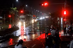Quốc lộ 1A, đoạn qua phường Hàm Thắng (Lâm Đồng) bị ngập sâu, các phương tiện lưu thông khó khăn. (Ảnh: Nguyễn Thanh/TTXVN)