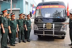 Tổng cục Hậu cần-Kỹ thuật nghiệm thu xe chuyên chở hài cốt liệt sỹ. (Nguồn: QĐND)