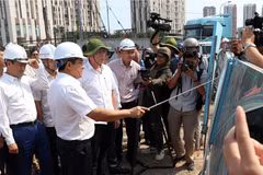 Chủ tịch Ủy ban Nhân dân Thành phố Hồ Chí Minh Nguyễn Văn Được trao đổi tại công trường. (Ảnh: Tiến Lực/TTXVN)