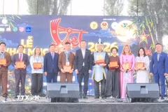 Đại sứ Dương Hoài Nam (giữa) cùng ban lãnh đạo cộng đồng người Việt tại Séc tham dự lễ khai mạc VietFest. (Ảnh: Quang Hòa /TTXVN)