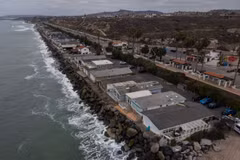 Những ngôi nhà bên bờ biển gần North Beach ở San Clemente, California, ngày 18/9. (Ảnh: AP)
