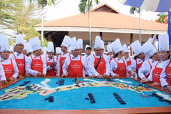 103 nghệ nhân, đầu bếp chuyên nghiệp cùng tham gia chế tác Bản đồ Việt Nam làm từ xôi nước cốt dừa lớn nhất. (Ảnh: Nguyễn Hằng/TTXVN)