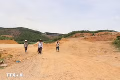 Diện tích 27.625,2 m² của ông Nguyễn Trần Tấn Hiệp đã bị Công ty Cổ phần đầu tư phát triển Thanh Hưng đơn vị được giao thực hiện Dự án cụm Công nghiệp Hành Đức-Hành Minh san ủi. (Ảnh: Phạm Cường/TTXVN)
