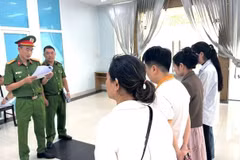 Cơ quan điều tra tống đạt các quyết định. (Nguồn: Công an cung cấp)