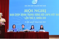 bà Lê Thị Thủy, Ủy viên Trung ương Đảng, Phó Chủ tịch Ủy ban Trung ương Mặt trận Tổ quốc (MTTQ) Việt Nam, Chủ tịch Hội Liên hiệp Phụ nữ Việt Nam (thứ 2 từ trái qua); Phó Chủ tịch Thường trực Hội LHPN Việt Nam Trần Lan Phương (thứ 2 từ phải qua); các Phó Chủ tịch Hội LHPN Việt Nam: Nguyễn Thị Minh Hương (bìa trái) và Nguyễn Thị Thu Hiền chủ trì hội nghị. 